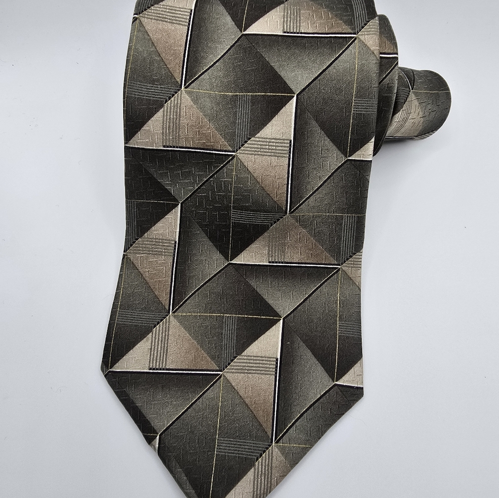 Essante Geometric Patterned Silk Tie in Black and Gray